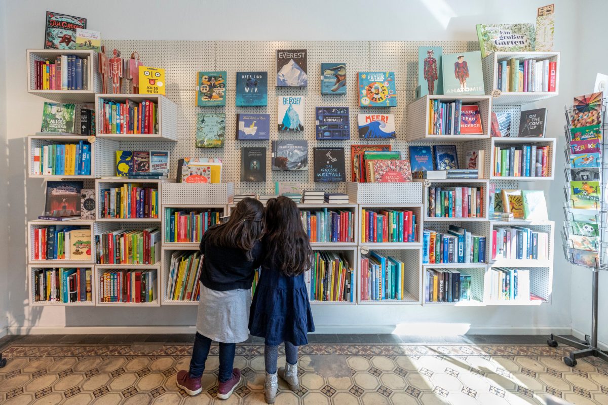 About Us - Book Worms